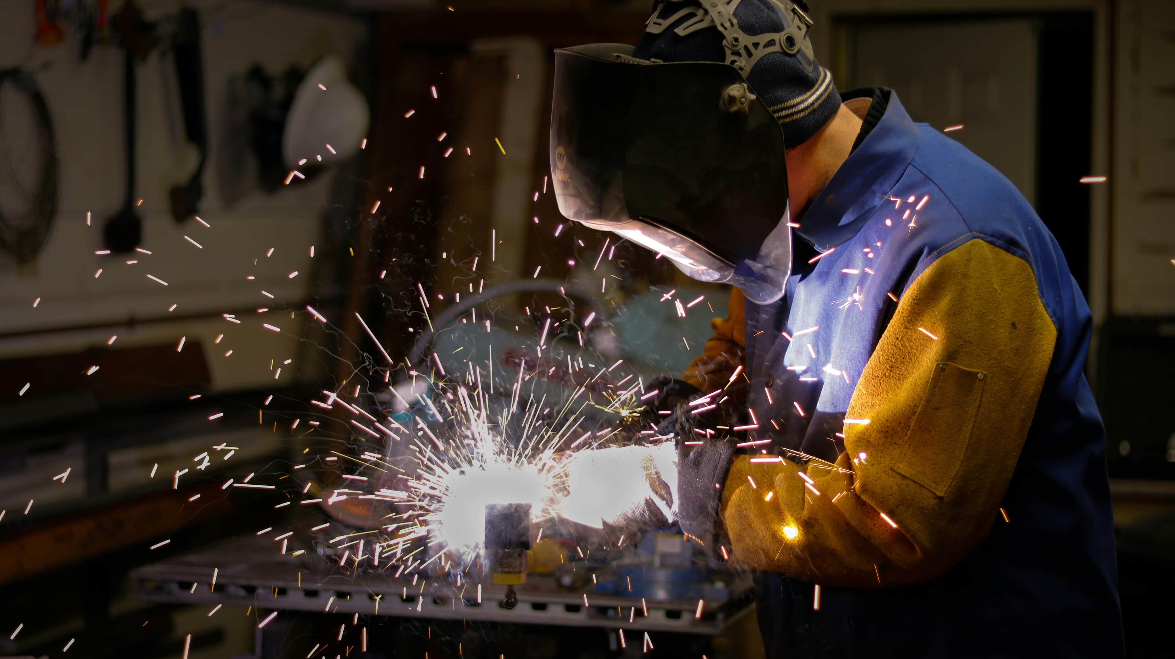 Profissional realizando soldagem em bancada industrial