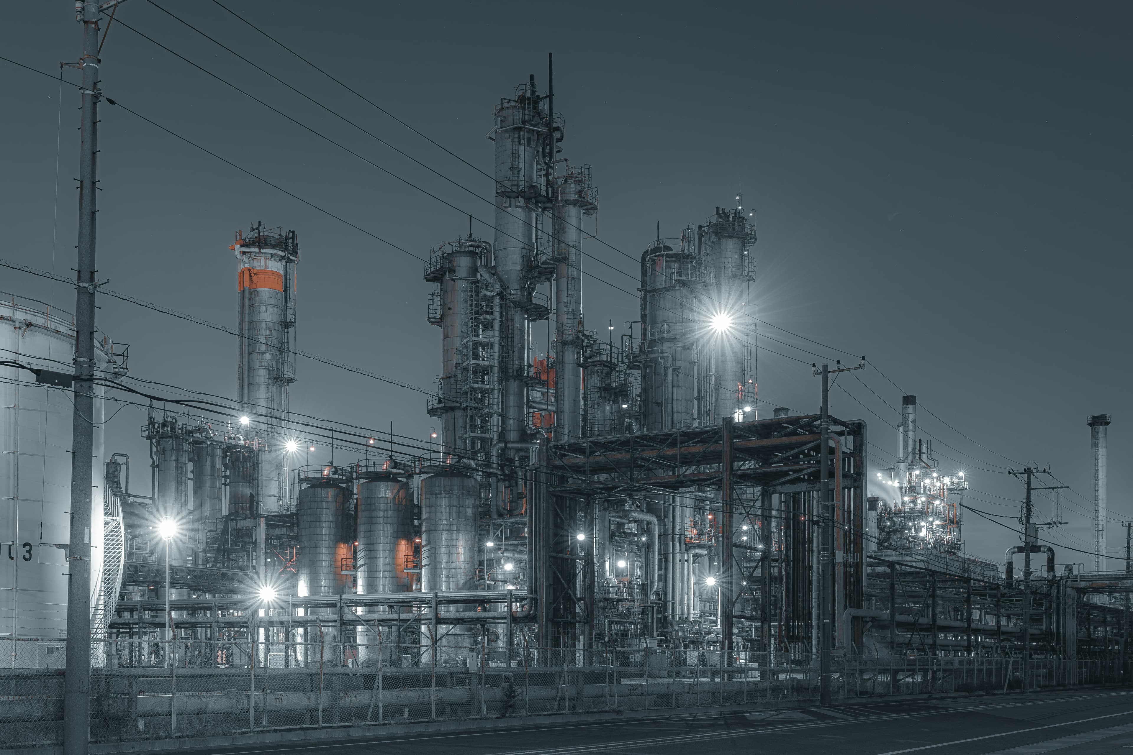Planta industrial com estruturas metálicas, tubulações e torres de processo